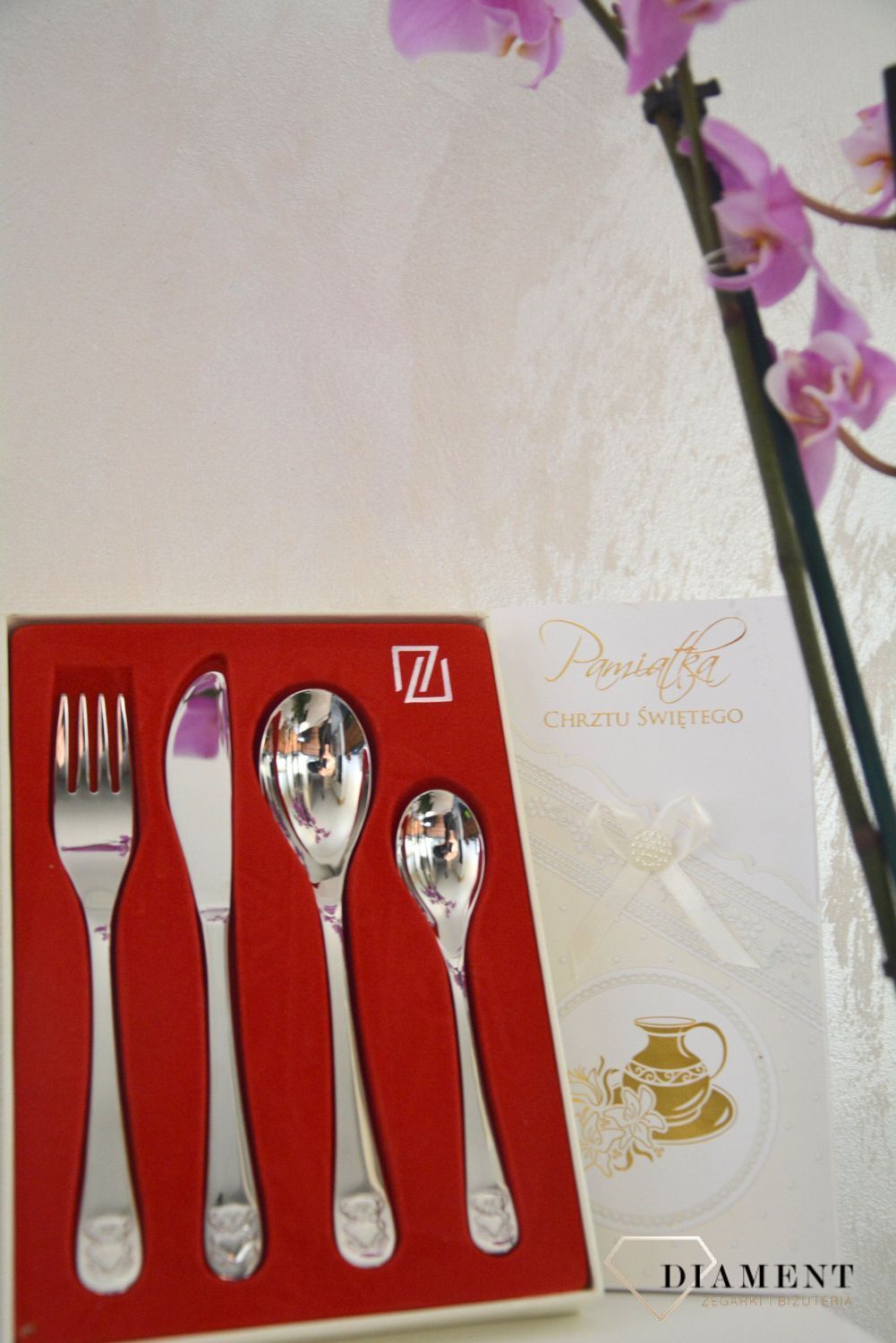 Uroczy zestaw sztućców dla dziecka w pięknym opakowaniu, które jest ochronną jak i pięknym elementem prezentu. Zestaw składa się z widelca, łyżki, łyżeczki oraz noża. 8.png