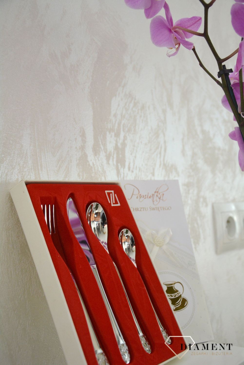 Uroczy zestaw sztućców dla dziecka w pięknym opakowaniu, które jest ochronną jak i pięknym elementem prezentu. Zestaw składa się z widelca, łyżki, łyżeczki oraz noża. 8.png
