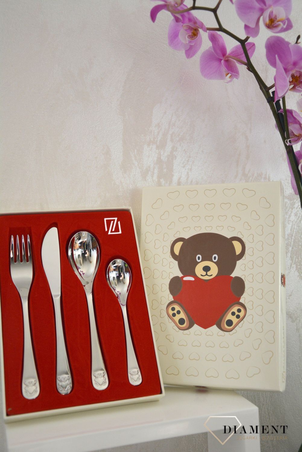 Uroczy zestaw sztućców dla dziecka w pięknym opakowaniu, które jest ochronną jak i pięknym elementem prezentu. Zestaw składa się z widelca, łyżki, łyżeczki oraz noża. 8.png