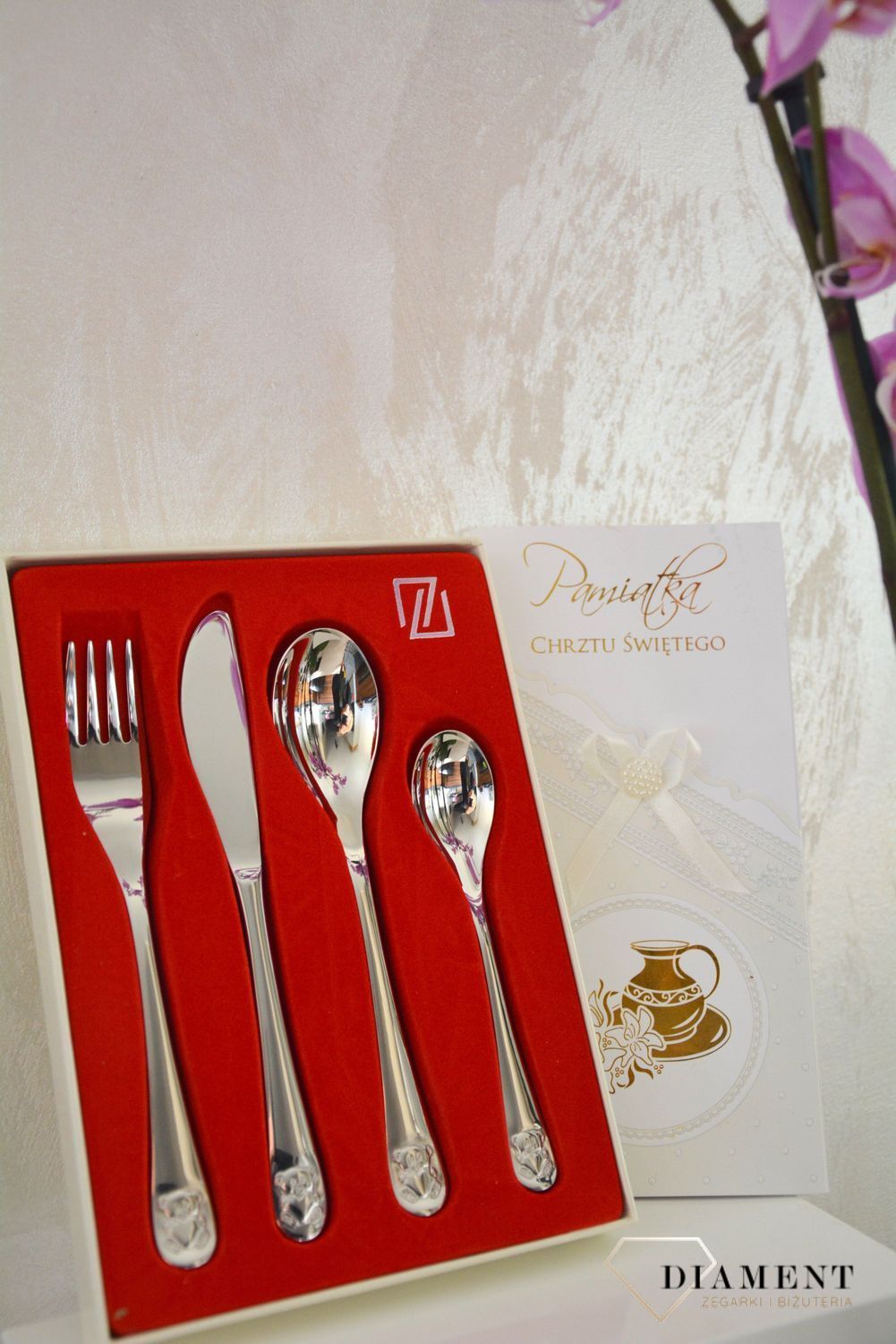 Uroczy zestaw sztućców dla dziecka w pięknym opakowaniu, które jest ochronną jak i pięknym elementem prezentu. Zestaw składa się z widelca, łyżki, łyżeczki oraz noża. 8.png