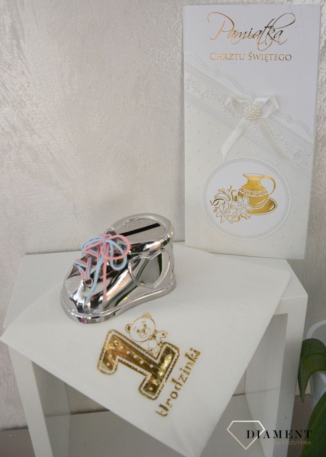 Piękna, posrebrzana skarbonka, bucik z kolorowymi sznurówkami. Doskonale sprawdzi się w roli drobnego upominku z okazji chrztu, roczku, kolejnych urodzin.5.jpg