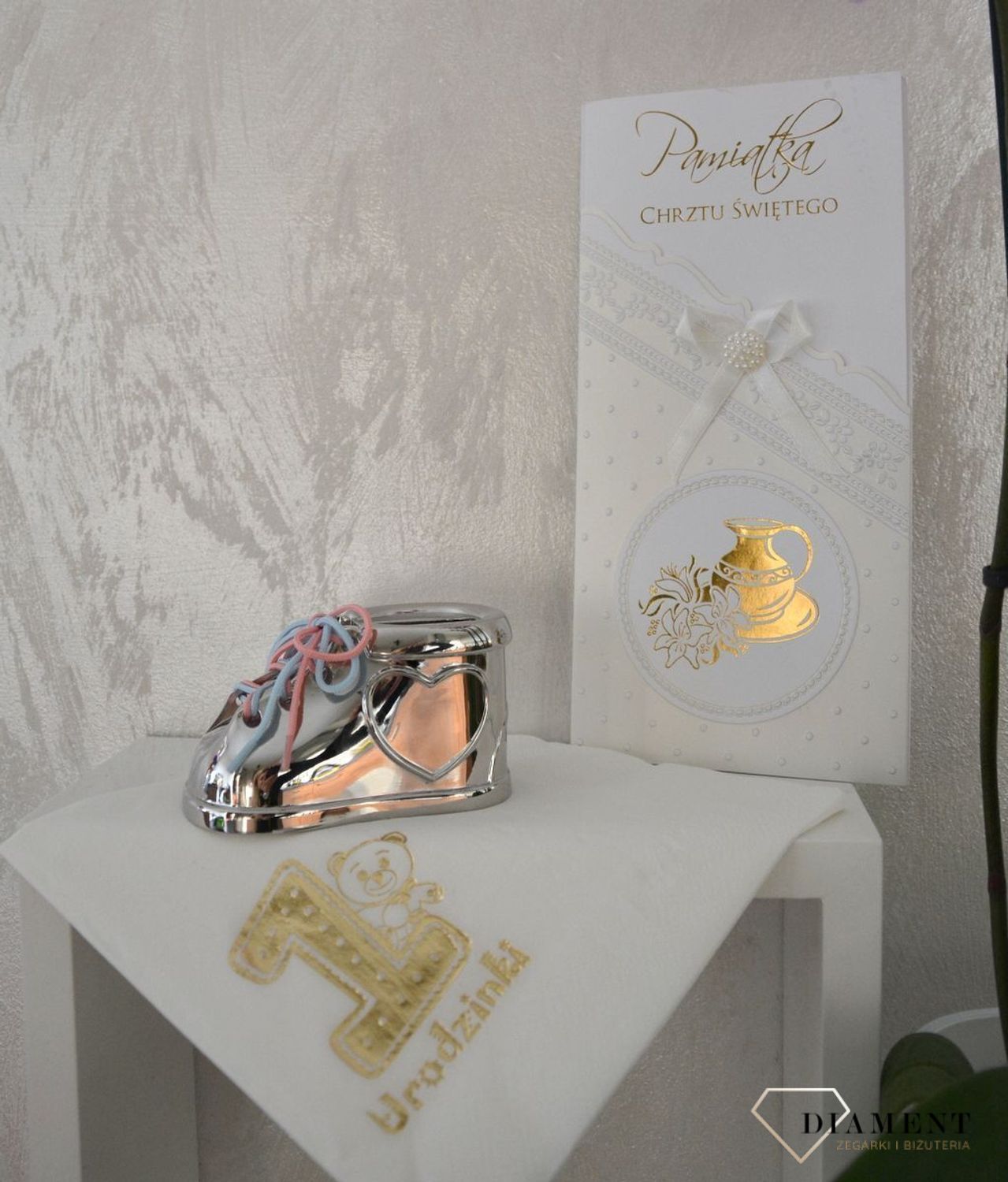 Piękna, posrebrzana skarbonka, bucik z kolorowymi sznurówkami. Doskonale sprawdzi się w roli drobnego upominku z okazji chrztu, roczku, kolejnych urodzin.5.jpg