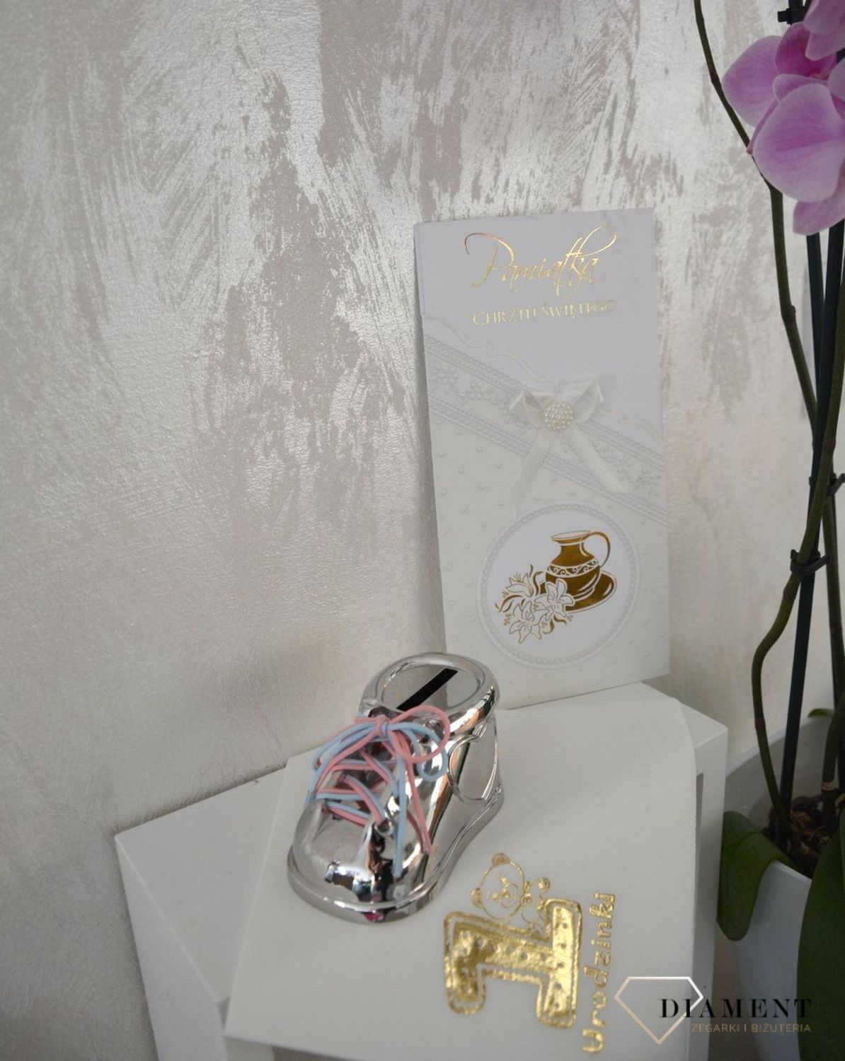 Piękna, posrebrzana skarbonka, bucik z kolorowymi sznurówkami. Doskonale sprawdzi się w roli drobnego upominku z okazji chrztu, roczku, kolejnych urodzin.5.jpg