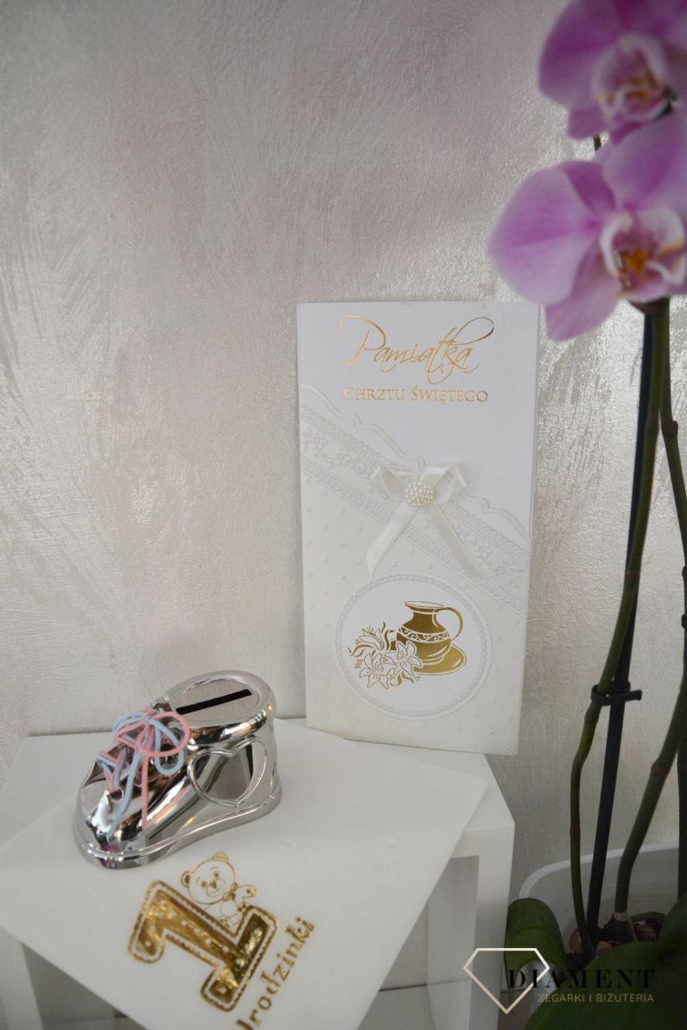 Piękna, posrebrzana skarbonka, bucik z kolorowymi sznurówkami. Doskonale sprawdzi się w roli drobnego upominku z okazji chrztu, roczku, kolejnych urodzin.5.jpg