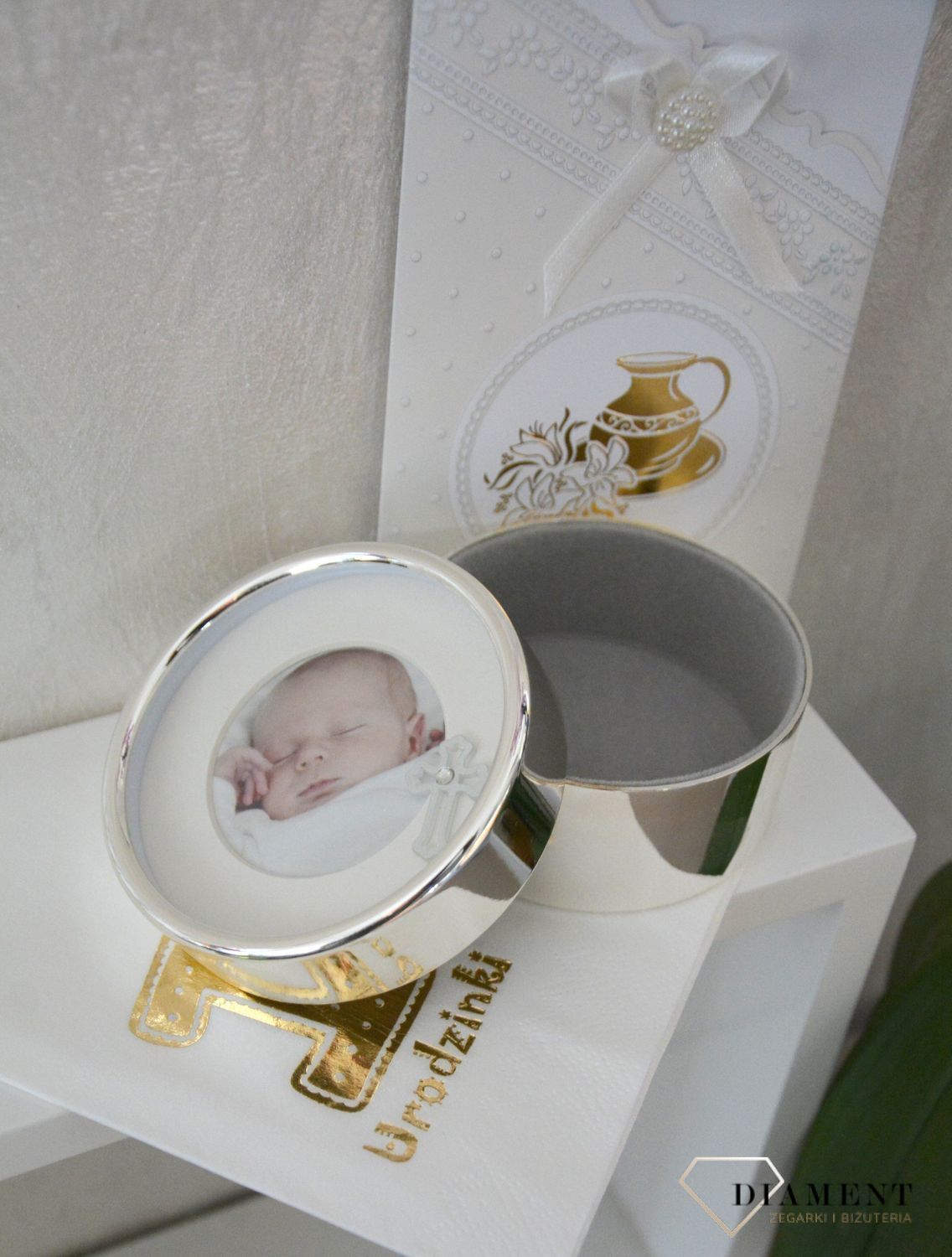 Śliczne puzderko z ramką na zdjęcie zdobione krzyżykiem, który przypominał będzie o istotnej okoliczności dla każdego chrześcijanina jakim jest chrzest..png