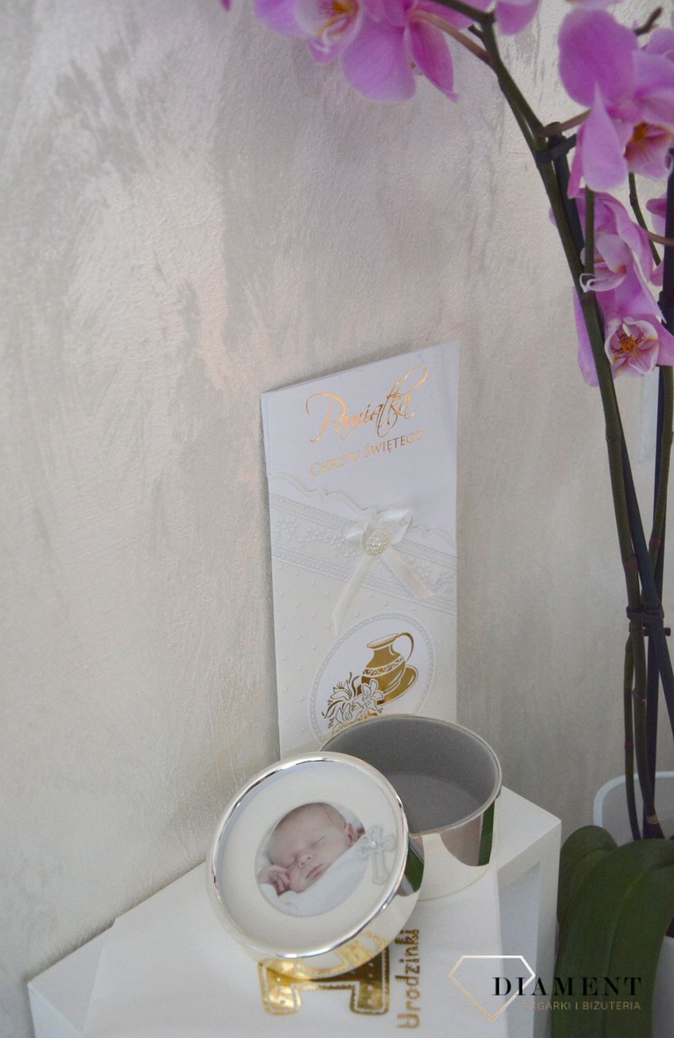 Śliczne puzderko z ramką na zdjęcie zdobione krzyżykiem, który przypominał będzie o istotnej okoliczności dla każdego chrześcijanina jakim jest chrzest..png