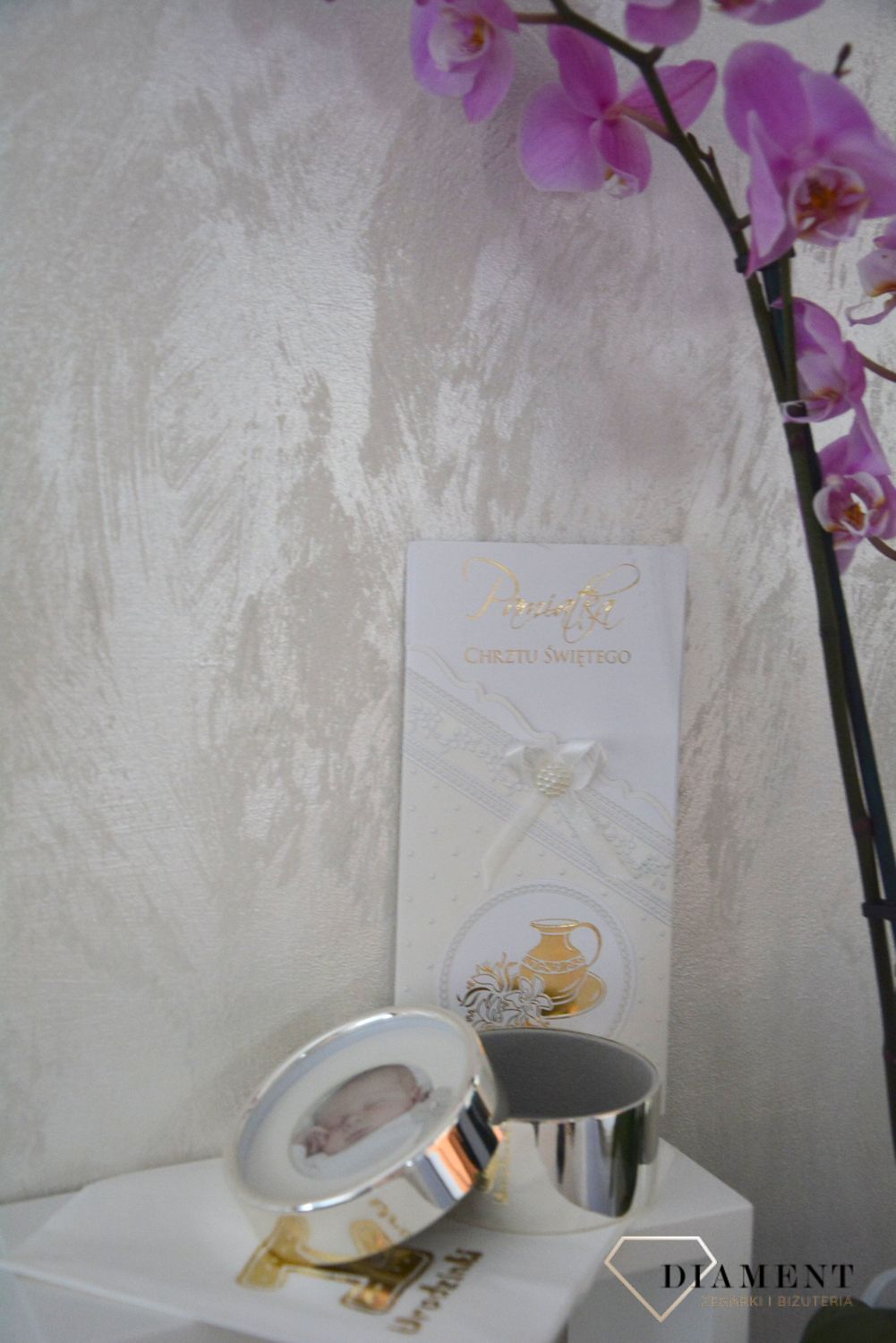 Śliczne puzderko z ramką na zdjęcie zdobione krzyżykiem, który przypominał będzie o istotnej okoliczności dla każdego chrześcijanina jakim jest chrzest..png