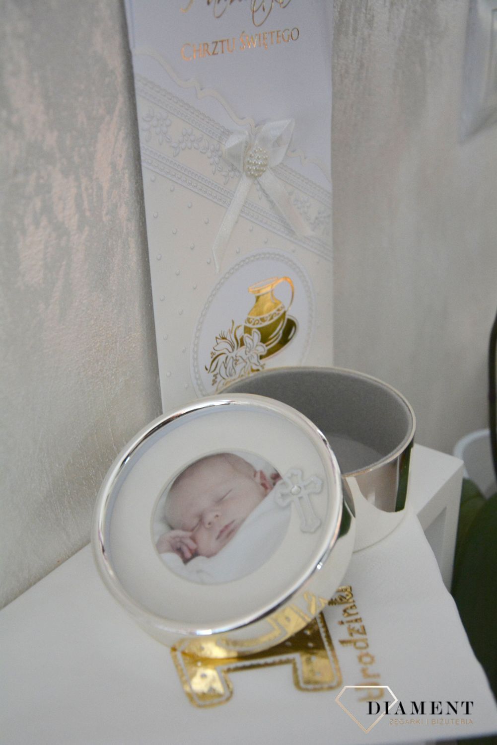 Śliczne puzderko z ramką na zdjęcie zdobione krzyżykiem, który przypominał będzie o istotnej okoliczności dla każdego chrześcijanina jakim jest chrzest..png