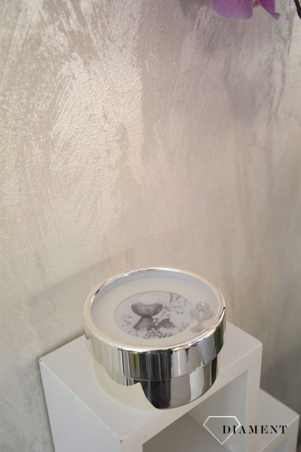 Proponujemy Państwu piękne posrebrzane pudełeczko, które sprawdzi się jako opakowanie prezentu komunijnego takiego jak np. pierścionek, łańcuszek, kolczyki, zegarek..jpg