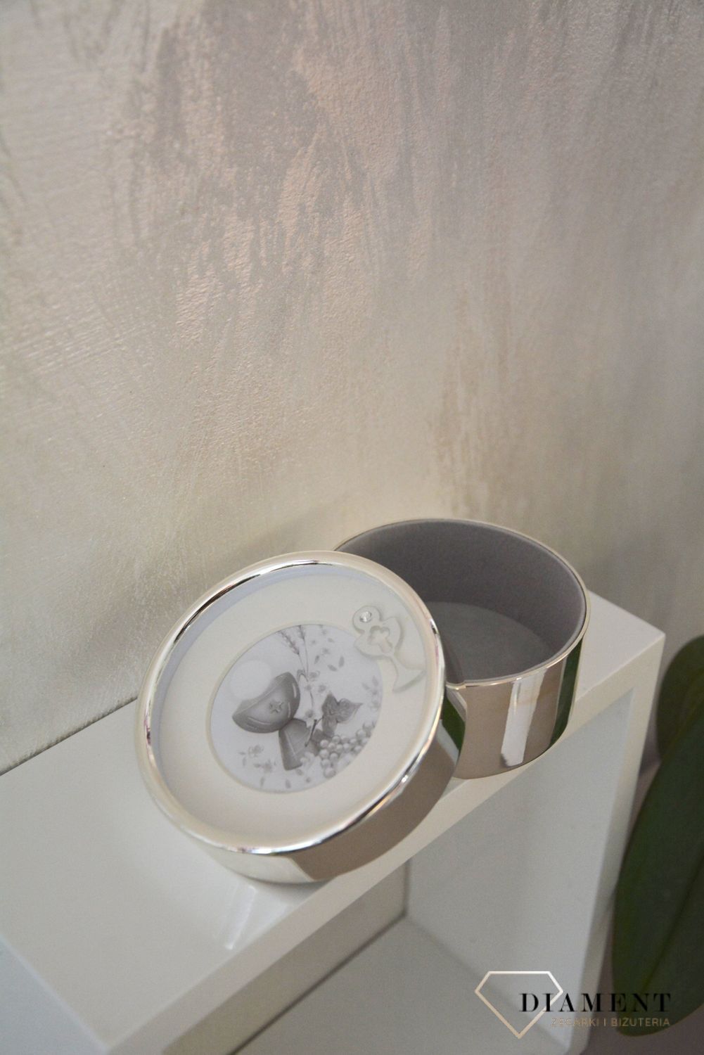 Proponujemy Państwu piękne posrebrzane pudełeczko, które sprawdzi się jako opakowanie prezentu komunijnego takiego jak np. pierścionek, łańcuszek, kolczyki, zegarek..jpg