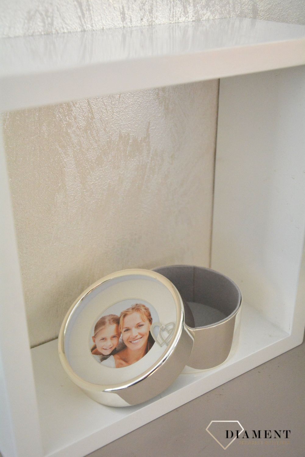 Wyjątkowe posrebrzane puzderko z ramką na zdjęcie. Ślicznie zdobione sercem z cyrkonią pudełko do przechowywania biżuterii lub innych cennych drobiazgów..png