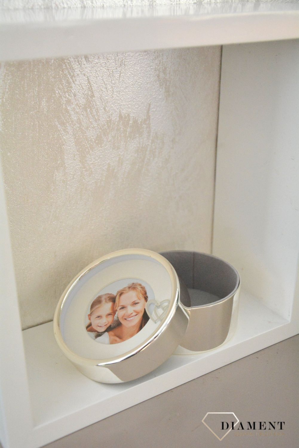 Wyjątkowe posrebrzane puzderko z ramką na zdjęcie. Ślicznie zdobione sercem z cyrkonią pudełko do przechowywania biżuterii lub innych cennych drobiazgów..png