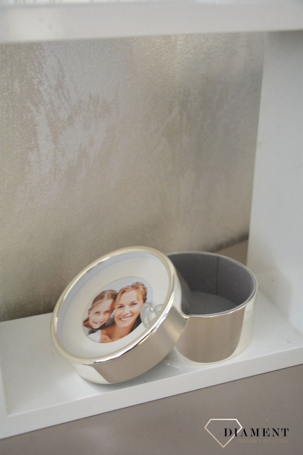 Wyjątkowe posrebrzane puzderko z ramką na zdjęcie. Ślicznie zdobione sercem z cyrkonią pudełko do przechowywania biżuterii lub innych cennych drobiazgów..png