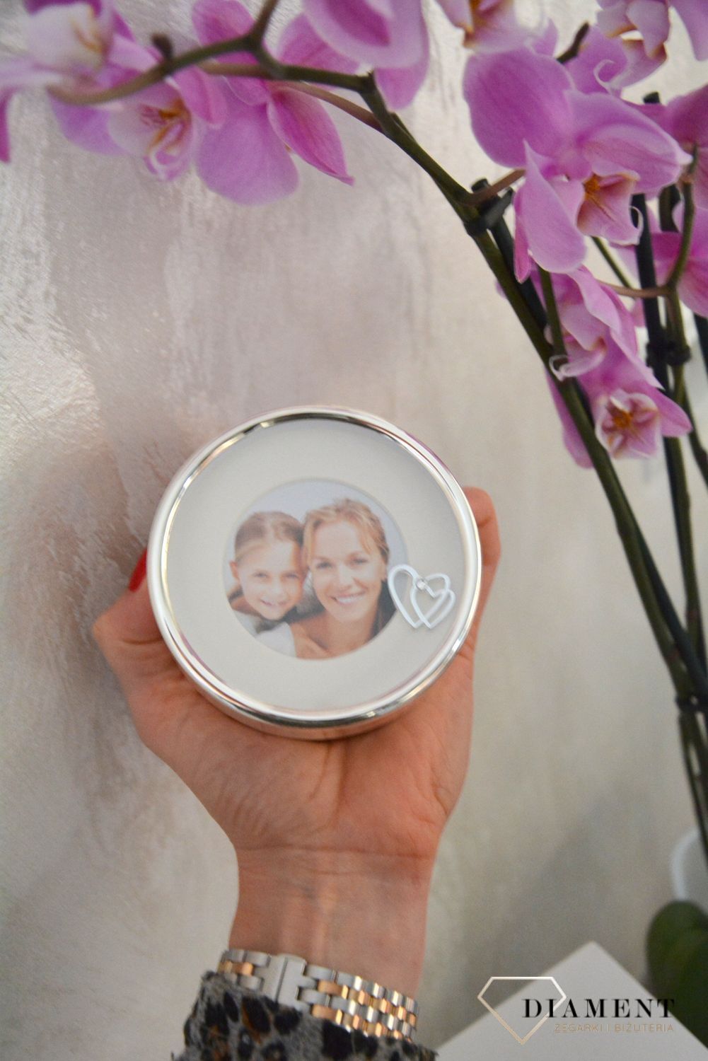 Wyjątkowe posrebrzane puzderko z ramką na zdjęcie. Ślicznie zdobione sercem z cyrkonią pudełko do przechowywania biżuterii lub innych cennych drobiazgów..png