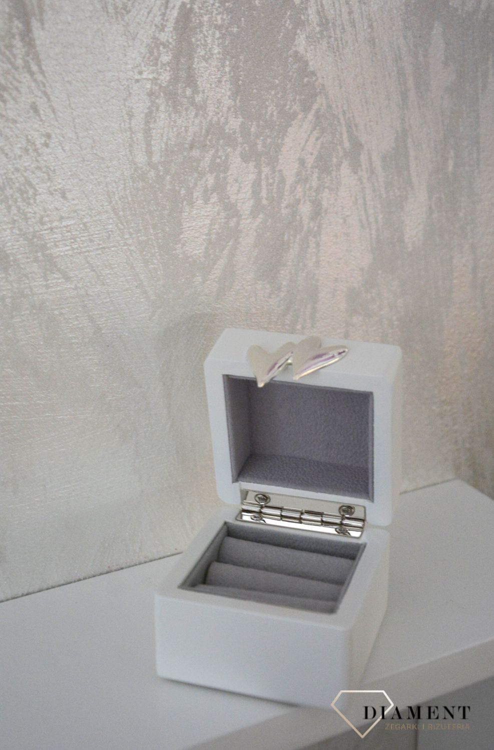 Puzderko wykonane z najwyższą starannością, detale w postaci serc wykonane z metalu pokrytego srebrem i lakierem zabezpieczającym. Idealny dodatek ślubny będzie również piękną pamiątką.1.jpg