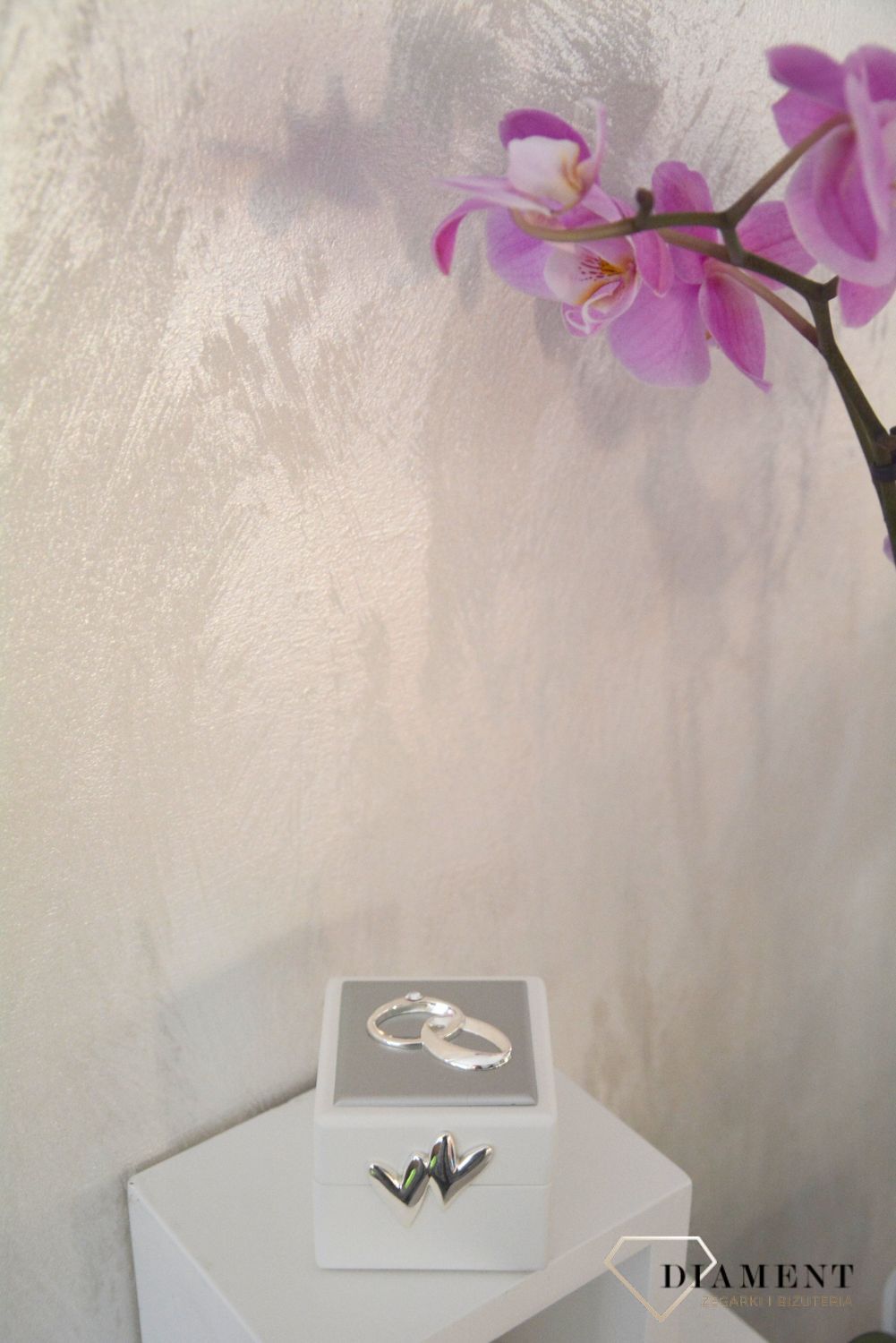 Puzderko wykonane z najwyższą starannością, detale w postaci serc wykonane z metalu pokrytego srebrem i lakierem zabezpieczającym. Idealny dodatek ślubny będzie również piękną pamiątką.1.jpg