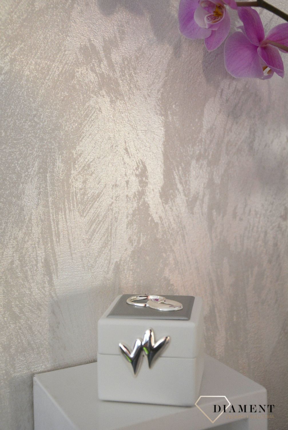 Puzderko wykonane z najwyższą starannością, detale w postaci serc wykonane z metalu pokrytego srebrem i lakierem zabezpieczającym. Idealny dodatek ślubny będzie również piękną pamiątką.1.jpg