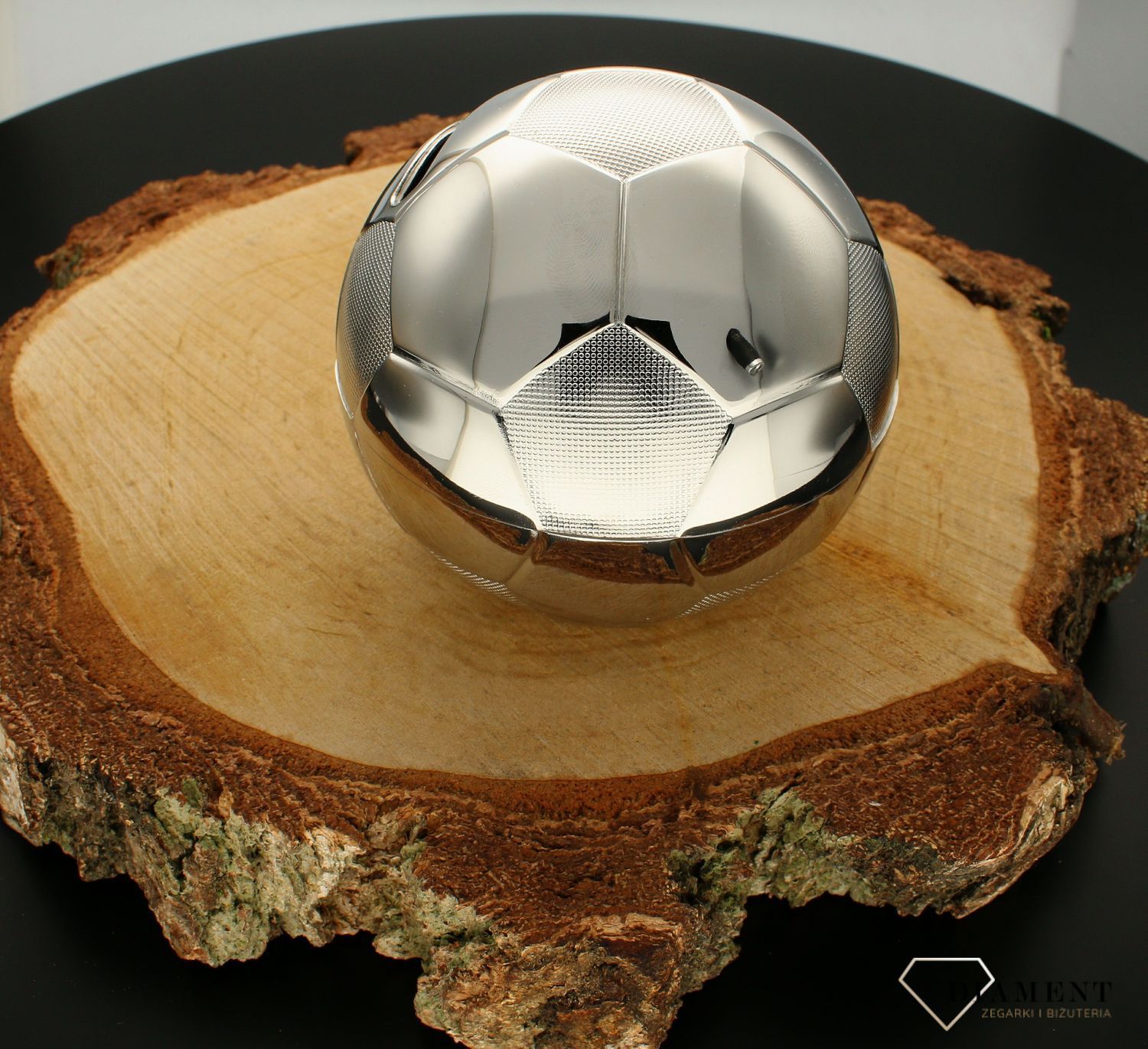 Posrebrzana skarbonka piłka dla małego piłkarza. Wykonana z wysokiej jakości metalu pokrytego srebrem i lakierem zabezpieczającym..jpg