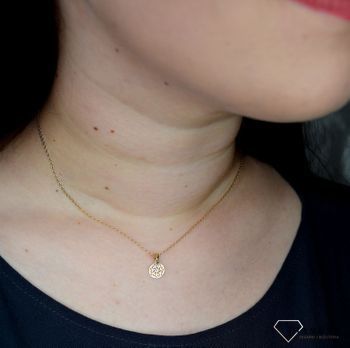 Złota zawieszka 333 okrągły ażur z dodatkiem białego złota to klasyczny element biżuterii mogącej pięknie ozdobić każdy kobiecy dekolt. To dodatek, który nie tylko pozwala uatrakcyjnić wizerunek, ale tak (1).JPG