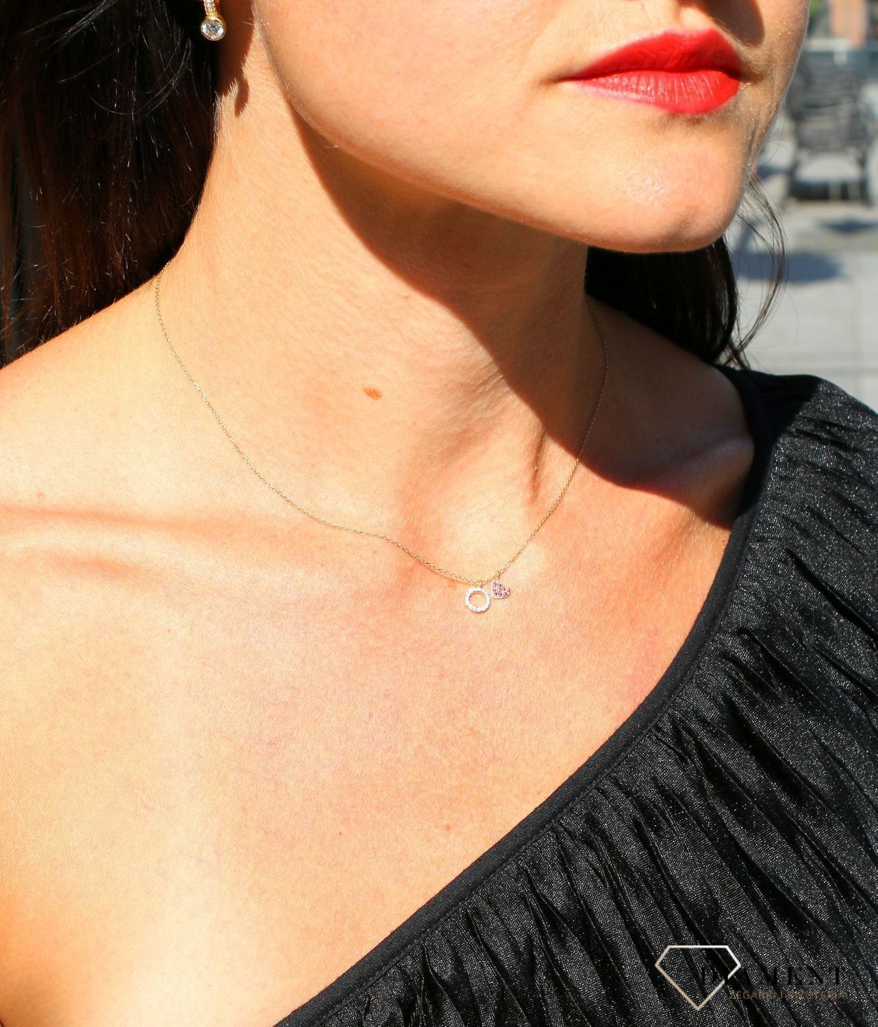 Delikatny naszyjnik celebrytka  próby 333 skomponowany ze złotego łańcuszka i dwóch zawieszek - serca z cyrkoniami w kolorze czerwonym oraz kółeczka z cyrkoniami w kolorze białym to wyjątkowa biżuteria inspirowana ws.jpg