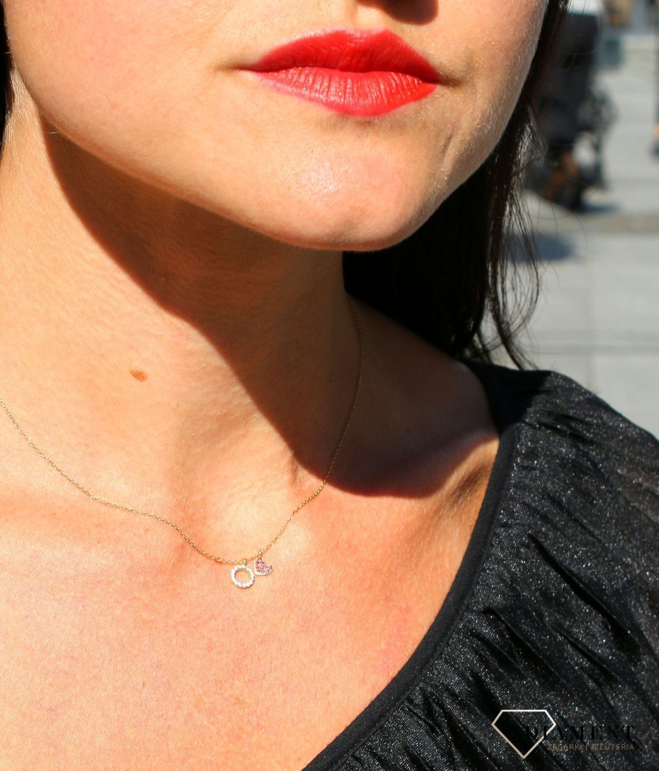 Delikatny naszyjnik celebrytka  próby 333 skomponowany ze złotego łańcuszka i dwóch zawieszek - serca z cyrkoniami w kolorze czerwonym oraz kółeczka z cyrkoniami w kolorze białym to wyjątkowa biżuteria inspirowana ws.jpg
