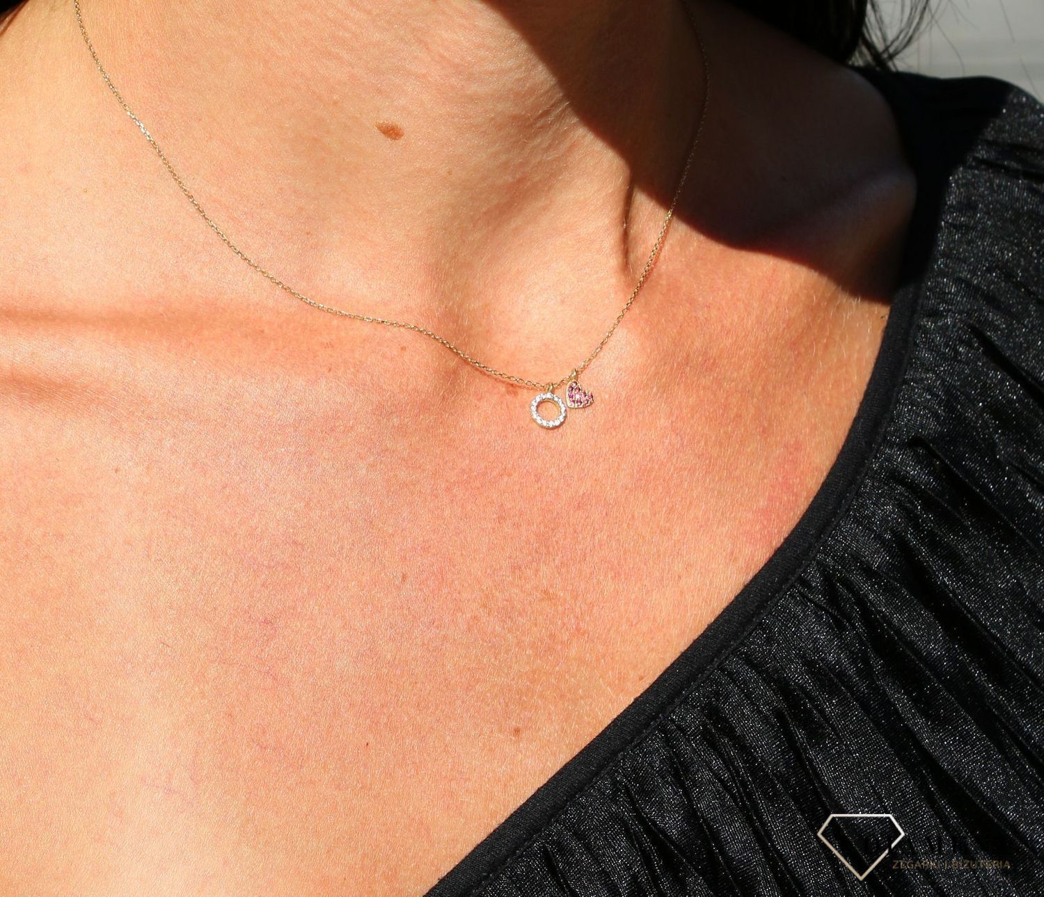 Delikatny naszyjnik celebrytka  próby 333 skomponowany ze złotego łańcuszka i dwóch zawieszek - serca z cyrkoniami w kolorze czerwonym oraz kółeczka z cyrkoniami w kolorze białym to wyjątkowa biżuteria inspirowana ws.jpg