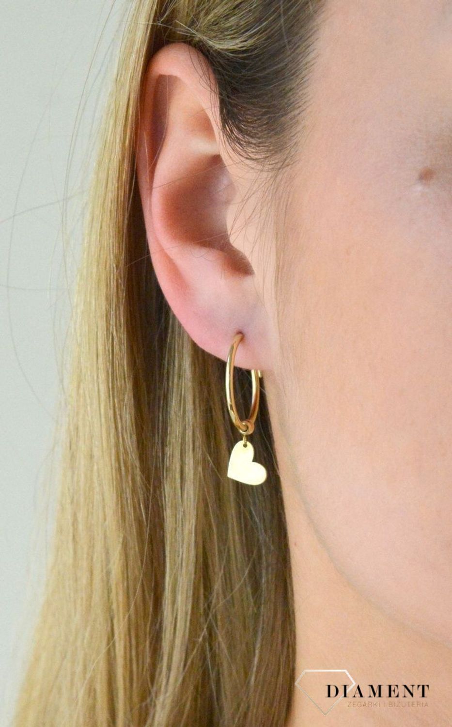 Kolczyki złote kółka z serduszkiem ZW-X-000-N00-HA18585. Eleganckie, złote kolczyki gładki owal wykonane z próby złota 333 o wadze około 1,20 g oraz długości około 3 cm. Kolczyki koła zostały ozdobione wiszącym serduszkiem.jpg