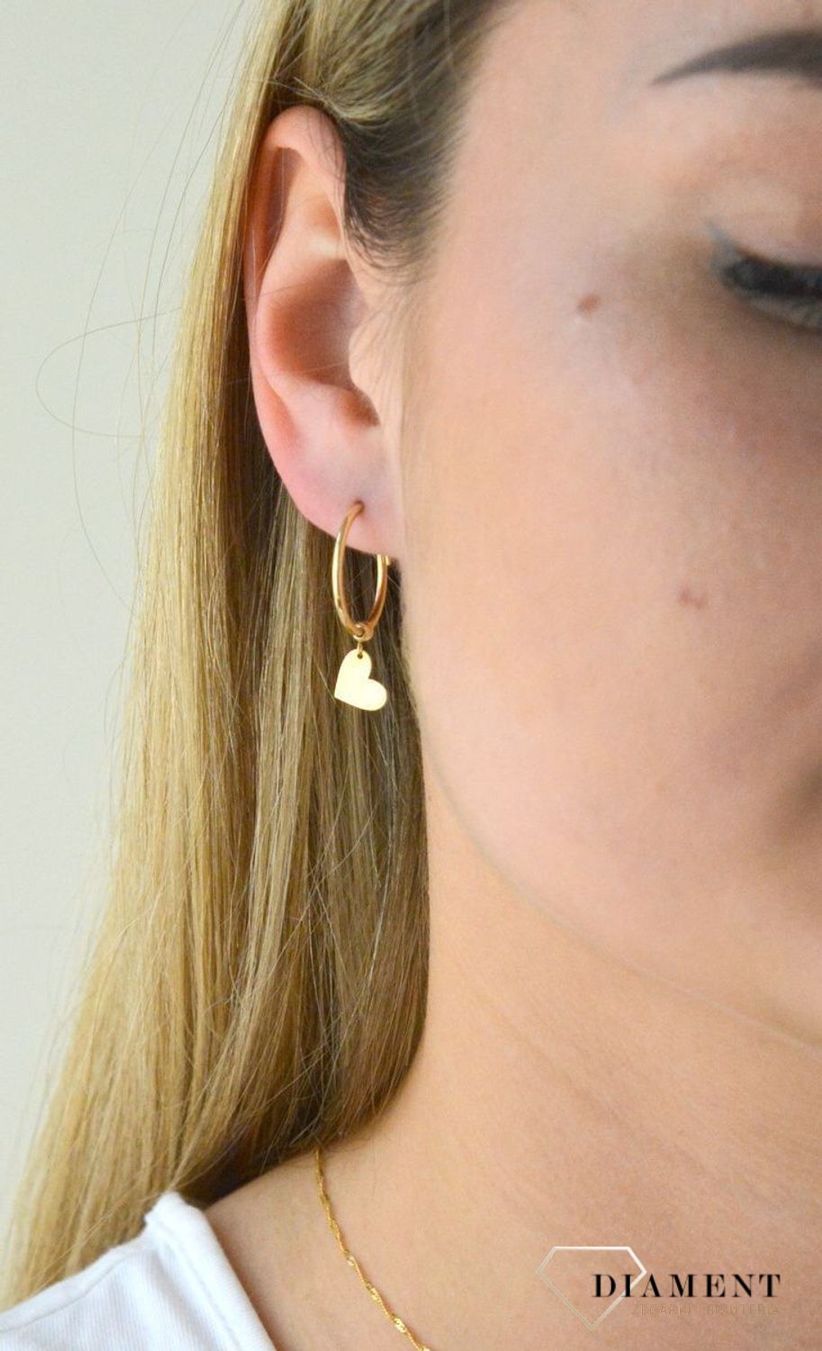 Kolczyki złote kółka z serduszkiem ZW-X-000-N00-HA18585. Eleganckie, złote kolczyki gładki owal wykonane z próby złota 333 o wadze około 1,20 g oraz długości około 3 cm. Kolczyki koła zostały ozdobione wiszącym serduszkiem.jpg