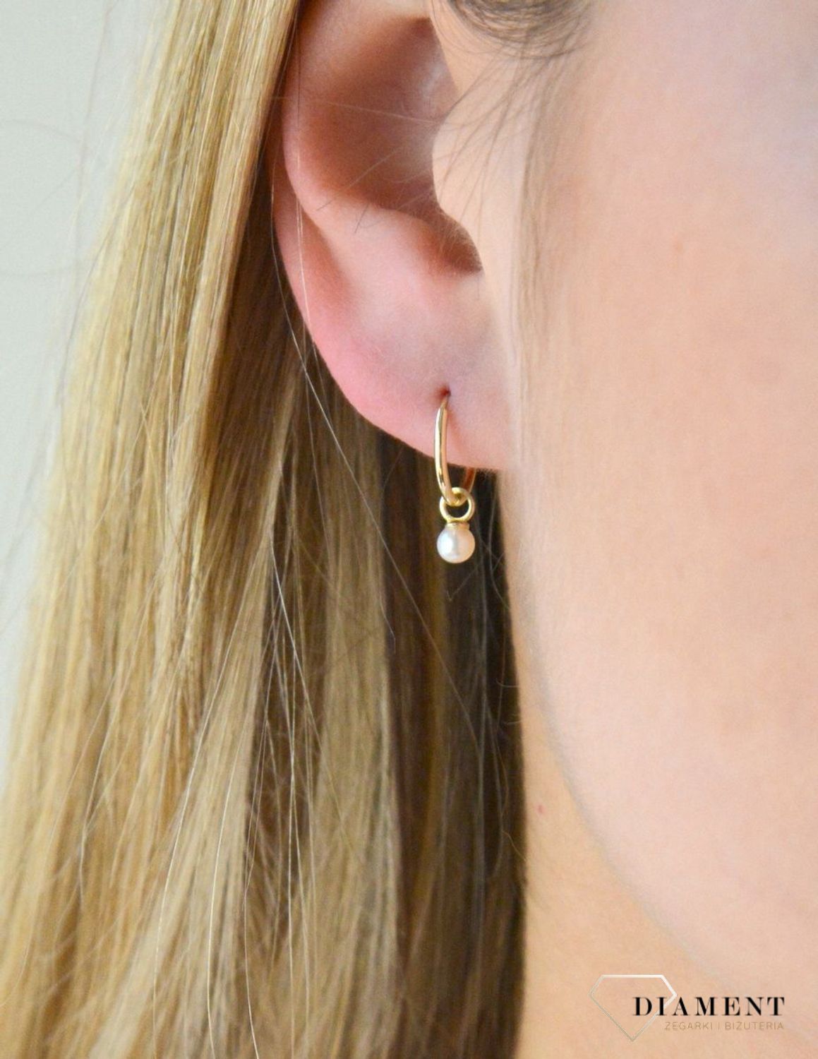 Kolczyki złote małe kółka z Perełkami ZW-X-000-N00-KF1873. Eleganckie, złote kolczyki gładki owal wykonane z próby złota 333 o wadze około 0,41 g oraz długości około 1,5 cm..jpg