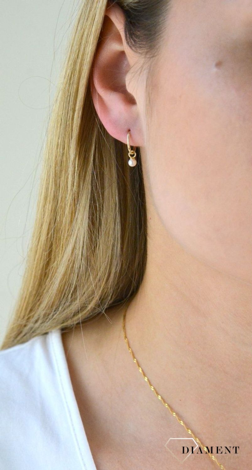 Kolczyki złote małe kółka z Perełkami ZW-X-000-N00-KF1873. Eleganckie, złote kolczyki gładki owal wykonane z próby złota 333 o wadze około 0,41 g oraz długości około 1,5 cm..jpg