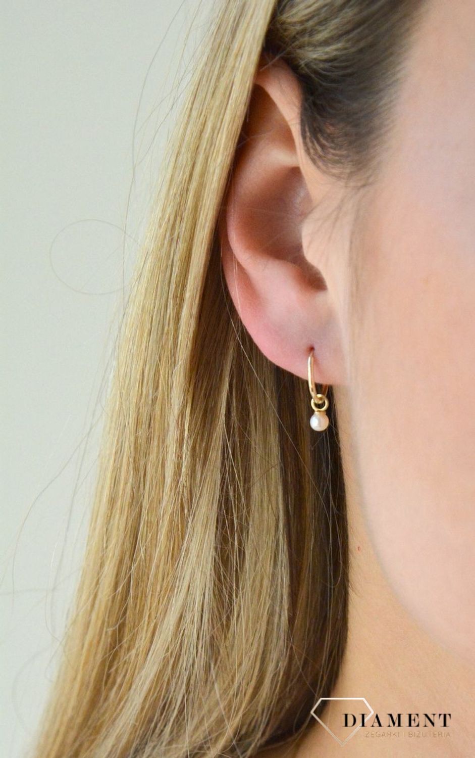 Kolczyki złote małe kółka z Perełkami ZW-X-000-N00-KF1873. Eleganckie, złote kolczyki gładki owal wykonane z próby złota 333 o wadze około 0,41 g oraz długości około 1,5 cm..jpg