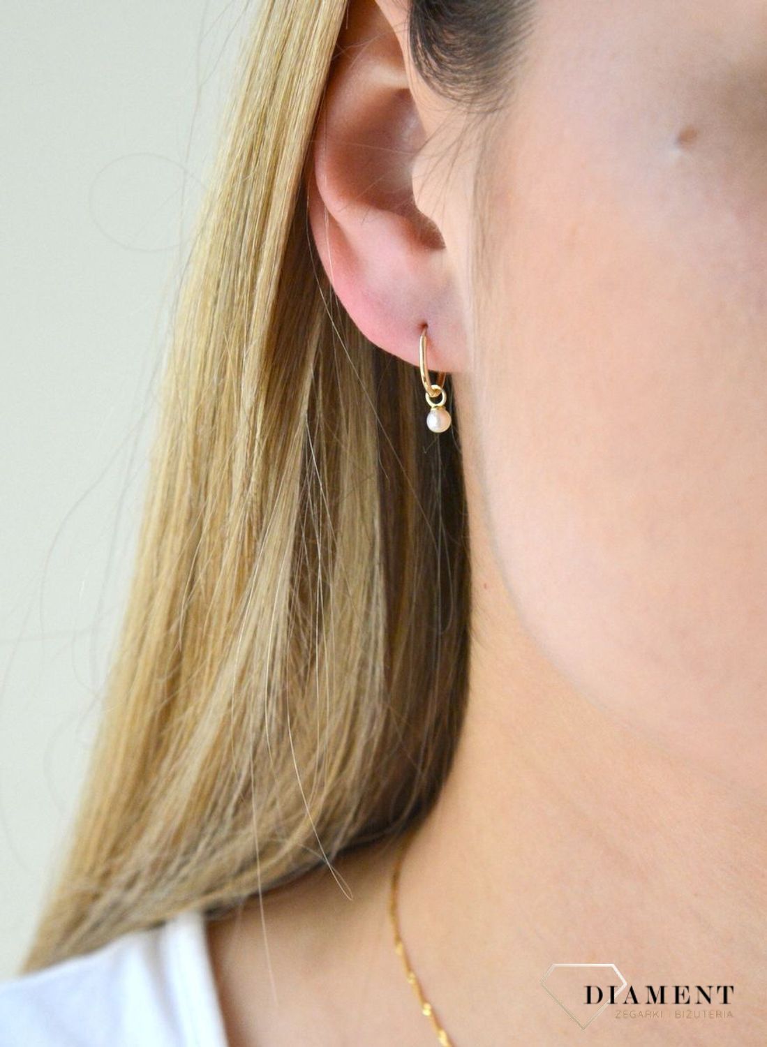 Kolczyki złote małe kółka z Perełkami ZW-X-000-N00-KF1873. Eleganckie, złote kolczyki gładki owal wykonane z próby złota 333 o wadze około 0,41 g oraz długości około 1,5 cm..jpg