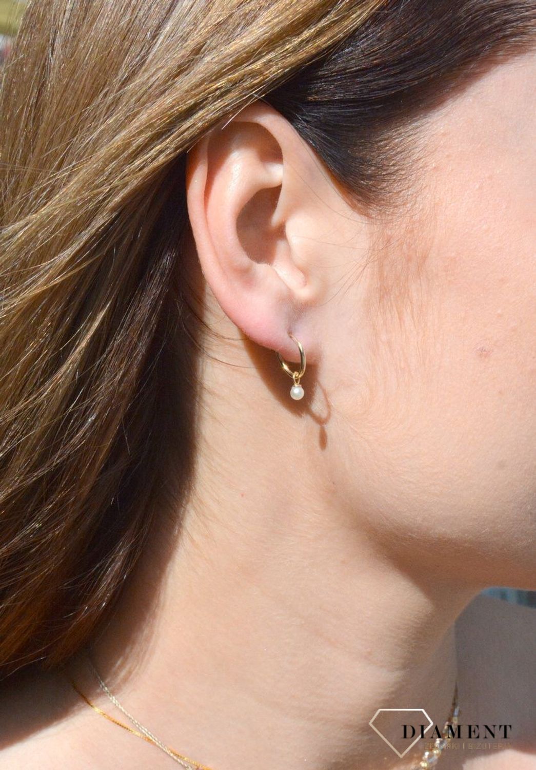 Kolczyki złote małe kółka z Perełkami ZW-X-000-N00-KF1873. Eleganckie, złote kolczyki gładki owal wykonane z próby złota 333 o wadze około 0,41 g oraz długości około 1,5 cm..jpg