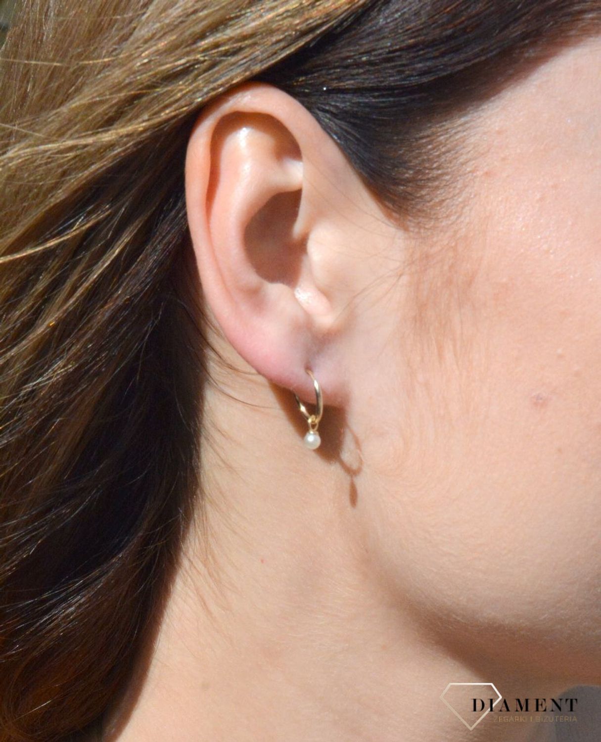 Kolczyki złote małe kółka z Perełkami ZW-X-000-N00-KF1873. Eleganckie, złote kolczyki gładki owal wykonane z próby złota 333 o wadze około 0,41 g oraz długości około 1,5 cm..jpg