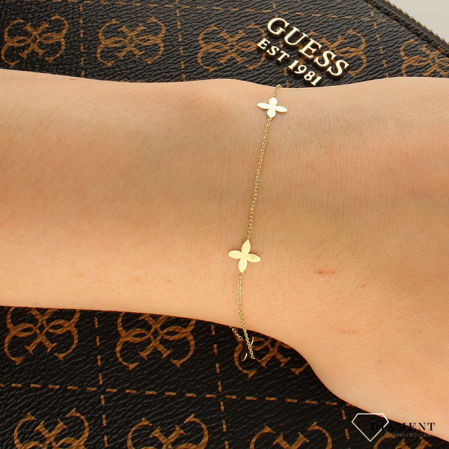 Bransoletka złota próby 333 kwiatki ZW-X-000-N19-DA18538.  Złota bransoletka z elementami ozdobnymi w kształcie kwiatków, to dodatek, który zachwyca swoją subtelnością i beztroską elegancją (1).jpg