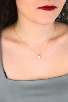 Delikatny złoty naszyjnik damski 333 z gwiazdkami i cyrkonią. Subtelny łańcuszek celebrytka, waga 1 g. Idealny do codziennych stylizacji i jako elegancki prezent (2).jpg