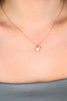 Delikatny złoty naszyjnik damski 333 z gwiazdkami i cyrkonią. Subtelny łańcuszek celebrytka, waga 1 g. Idealny do codziennych stylizacji i jako elegancki prezent (3).jpg