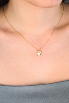 Delikatny złoty naszyjnik damski 333 z gwiazdkami i cyrkonią. Subtelny łańcuszek celebrytka, waga 1 g. Idealny do codziennych stylizacji i jako elegancki prezent (4).jpg