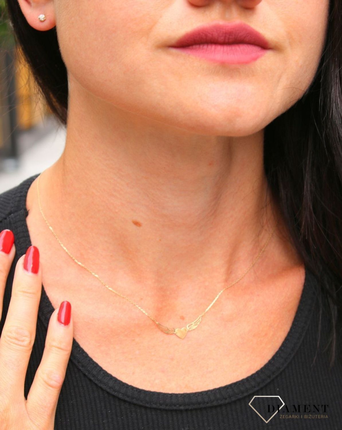 Naszyjnik złoty Yes ze skrzydełkami i serduszkiem to wyjątkowa biżuteria dla mamy i ukochanej osoby. Piękny prezent dla ulubienicy złota. Wymarzony prezent na rocznicę ślubu..webp