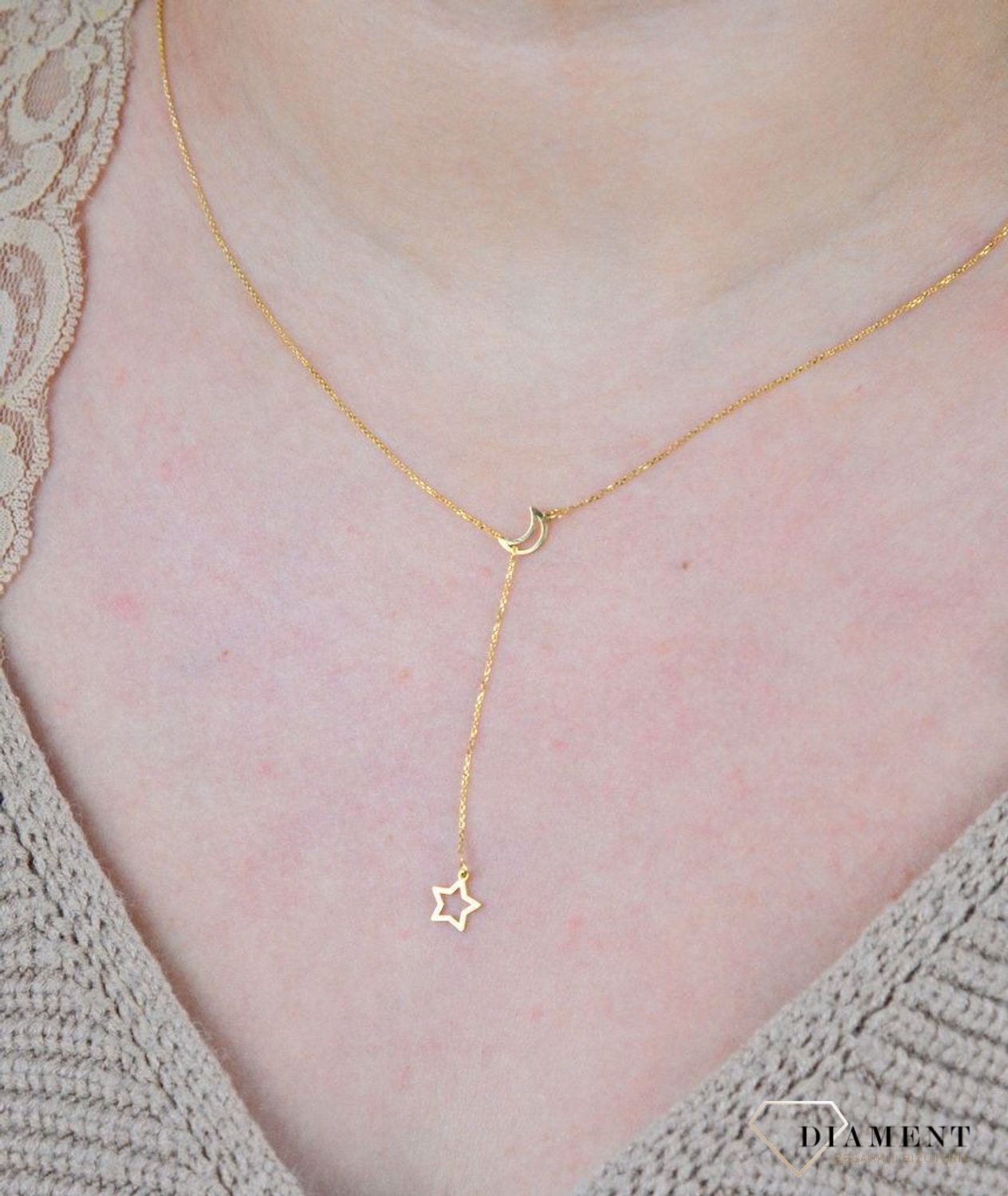 Złoty naszyjnik 333 celebrytka gwiazdka i księżyc ZW-X-000-N45-CA18153. Złoty naszyjnik celebrytka typu krawatka z elementem ozdobnym w postaci gwiazdki i księżyca. Wykonana ze 8-karatowego żółtego złota, próba 333. (2).jpg