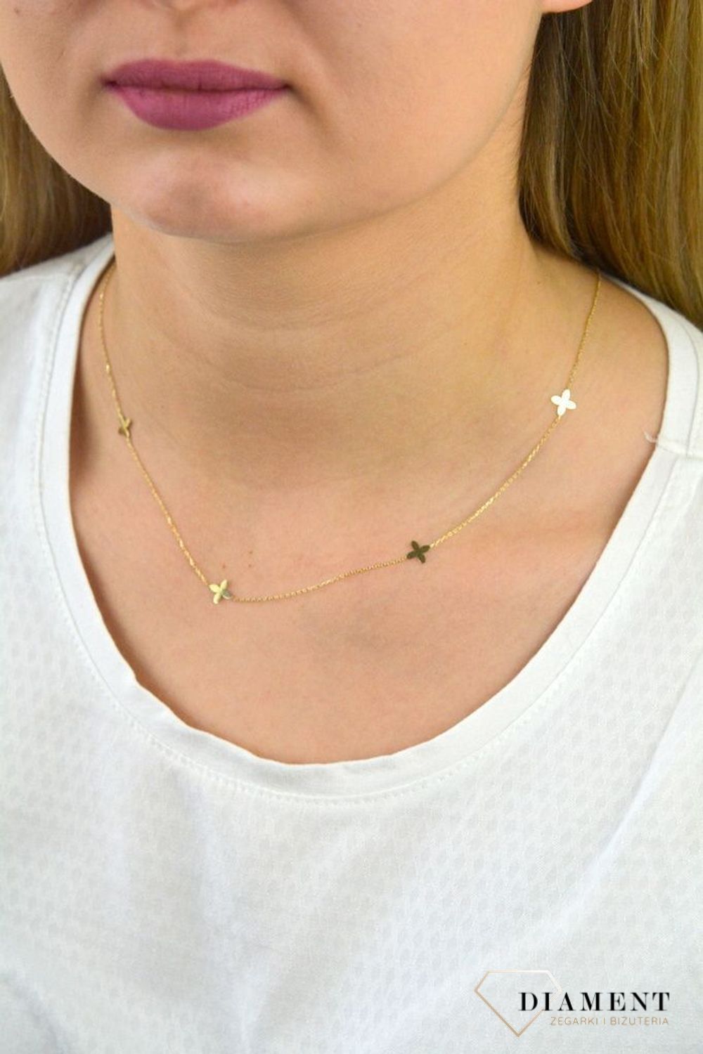 Złota celebrytka próby 333 z elementami w kształcie kwiatków ZW-X-000-N45-CA18538. Wykonana ze 8-karatowego żółtego złota, próba 333. Wzór z żółtego złota łączy subtelność łańcuszka z harmonią kształtu kwiatków..png