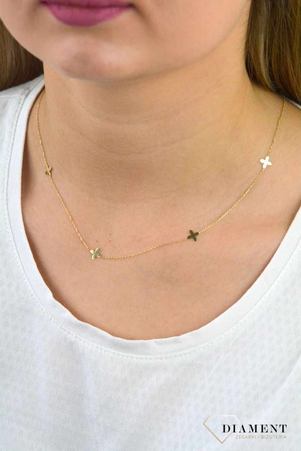 Złota celebrytka próby 333 z elementami w kształcie kwiatków ZW-X-000-N45-CA18538. Wykonana ze 8-karatowego żółtego złota, próba 333. Wzór z żółtego złota łączy subtelność łańcuszka z harmonią kształtu kwiatków..png