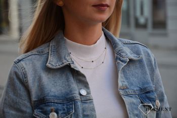 Naszyjnik złoty celebrytka ozdobiony czarnymi cyrkoniami przypadnie do gustu osobom lubiącym nowoczesne, proste formy (3).JPG