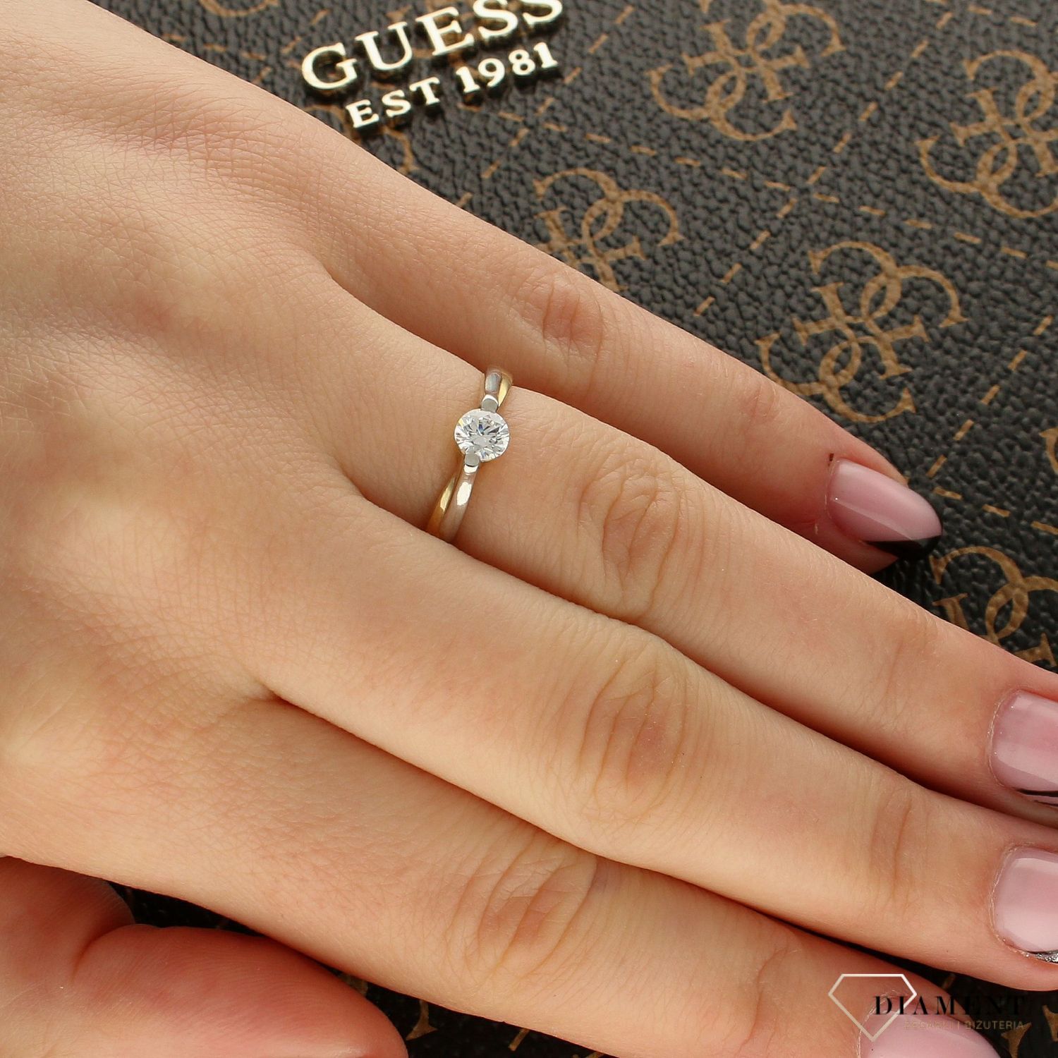 Pierścionek złoty Yes 333 z cyrkonią to piękny pierścionek z dużą cyrkonią wykonany z dwukolorowego złota próby 0,333, ozdobiony białą cyrkonią..jpg