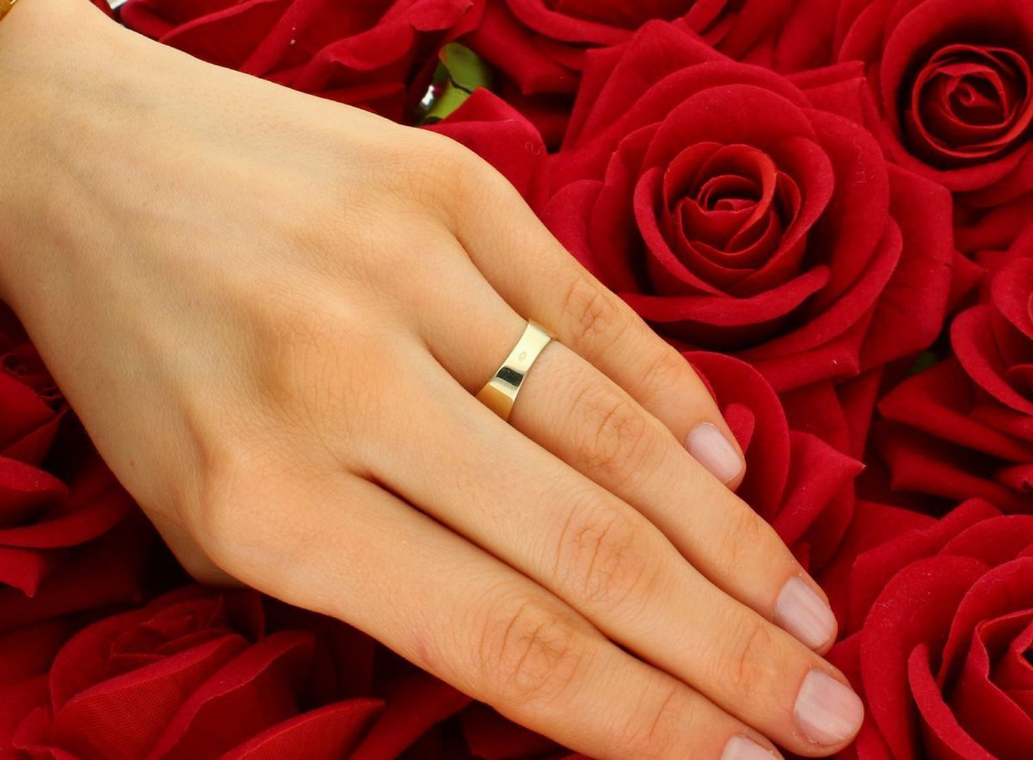 Złoty szeroki 333 pierścionek wysadzany cyrkoniamiZW-X-X07-D00-XEB7982. Złote pierścionki Apart. Biżuteria Złoty pierścionek w nowoczesnej odsłonie świetnie się sprawdzi na prezent z okazji 1.jpg