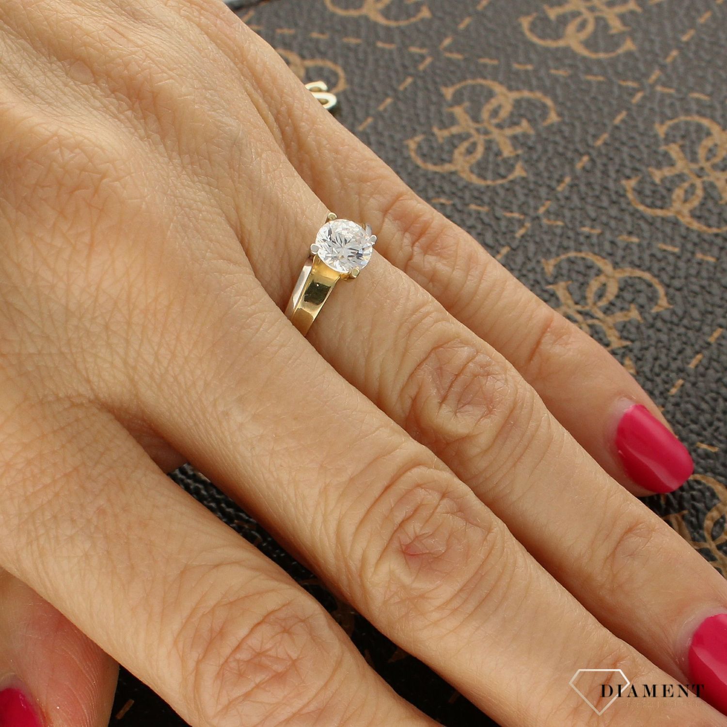 Złoty pierścionek 333 zaręczynowy białe złoto z cyrkonią.jpg