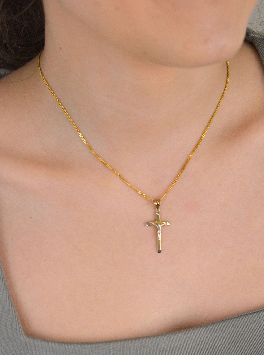 Krzyżyk z wizerunkiem Pana Jezusa z białym złotem ZW-X-X07-D00-XLA9682 Złoty wisiorek w kształcie krzyża został wykonany z próby 333 w kolorze żółtego złota oraz białego złota.1.jpg