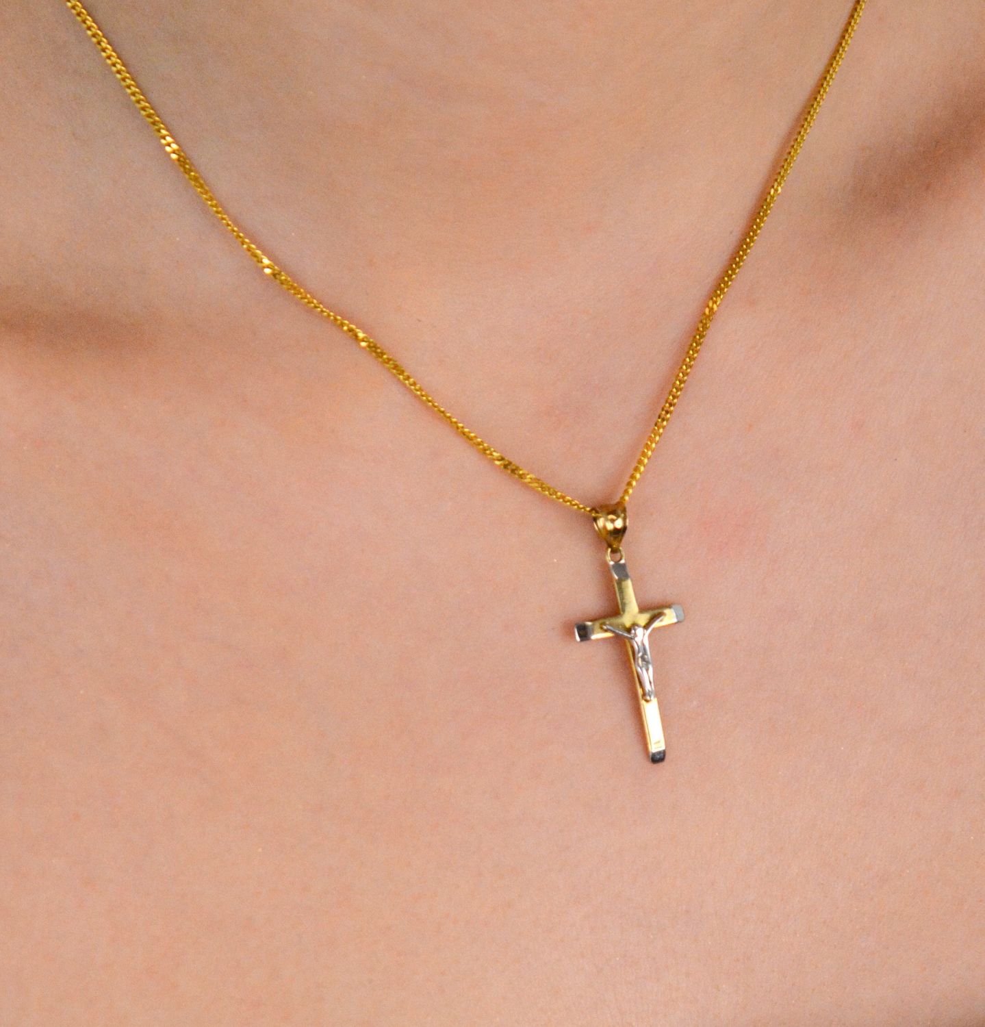 Krzyżyk z wizerunkiem Pana Jezusa z białym złotem ZW-X-X07-D00-XLA9682 Złoty wisiorek w kształcie krzyża został wykonany z próby 333 w kolorze żółtego złota oraz białego złota.1.jpg