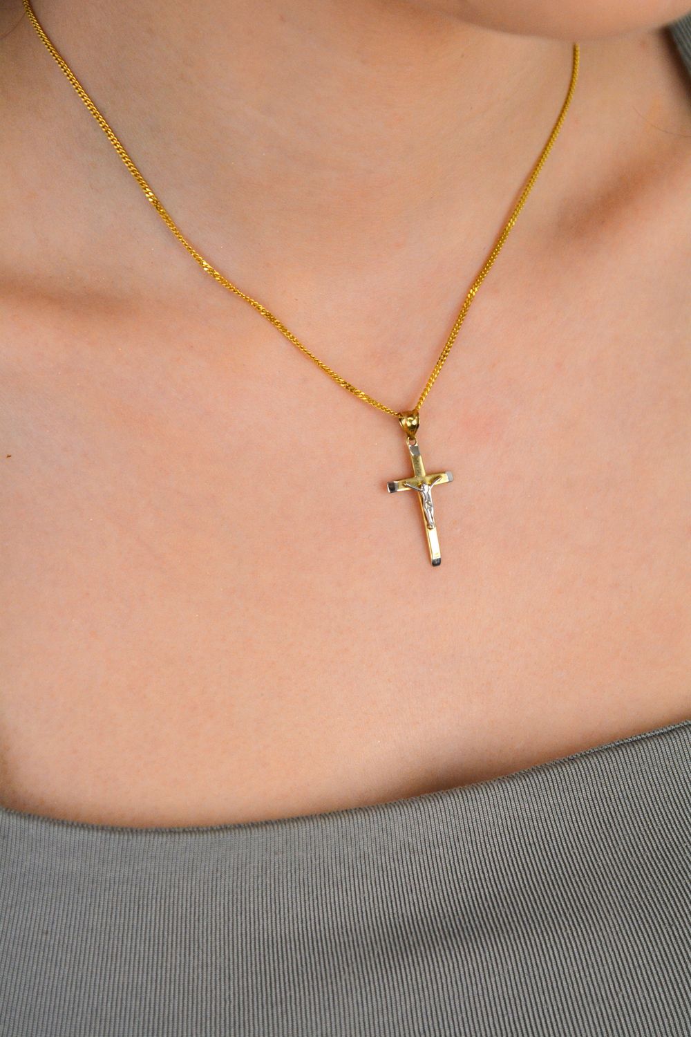 Krzyżyk z wizerunkiem Pana Jezusa z białym złotem ZW-X-X07-D00-XLA9682 Złoty wisiorek w kształcie krzyża został wykonany z próby 333 w kolorze żółtego złota oraz białego złota.1.jpg