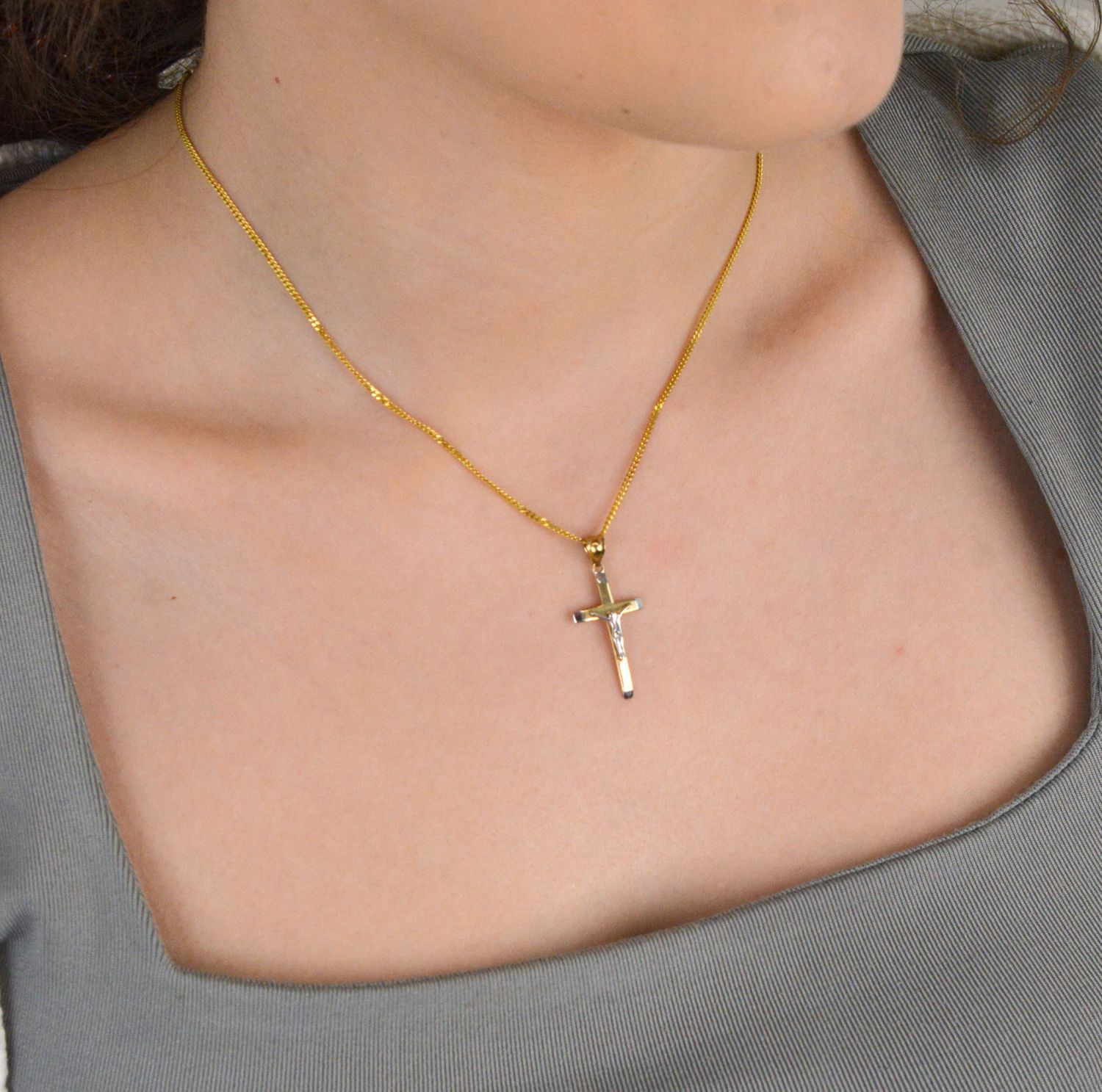 Krzyżyk z wizerunkiem Pana Jezusa z białym złotem ZW-X-X07-D00-XLA9682 Złoty wisiorek w kształcie krzyża został wykonany z próby 333 w kolorze żółtego złota oraz białego złota.1.jpg